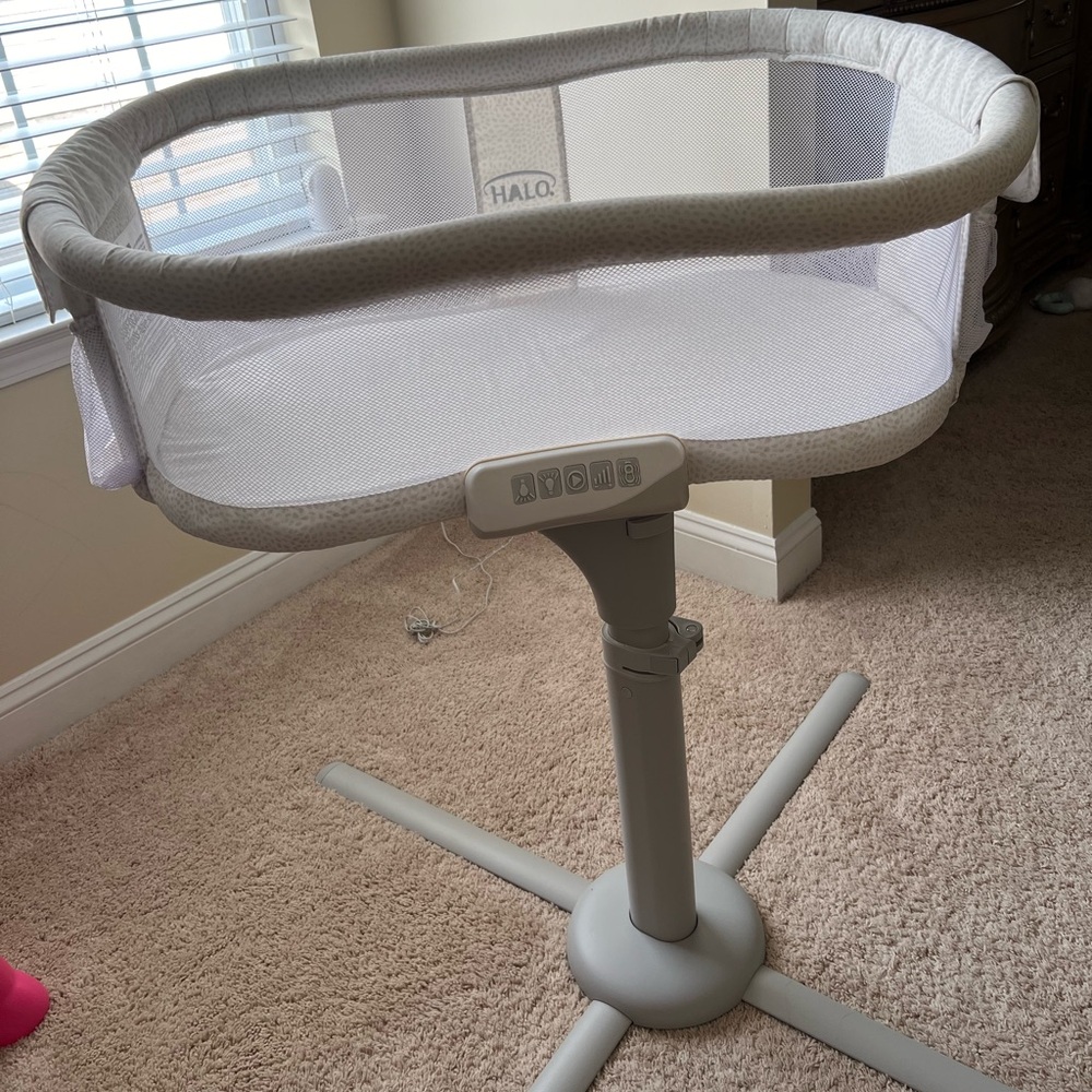 HALO BassiNest Swivel Baby Bassinet, Soothing Center,